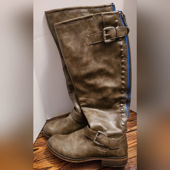 Shoes - Grayish-Brown Boots with Blue Accents Size 7